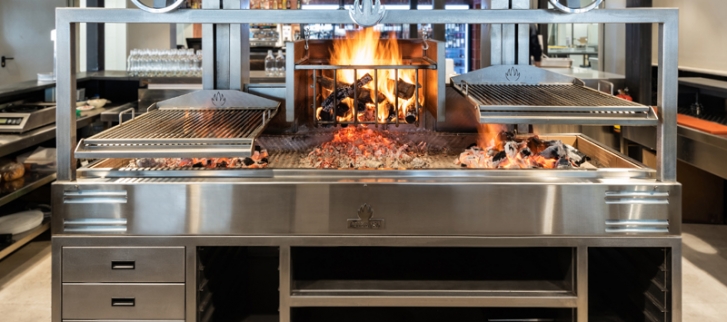 Mibrasa combină gătitul cu cărbune și lemn de foc pentru a proiecta gratarul suprem: Parrilla Fire